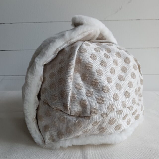 表　白にベージュの水玉 内側　白いボア